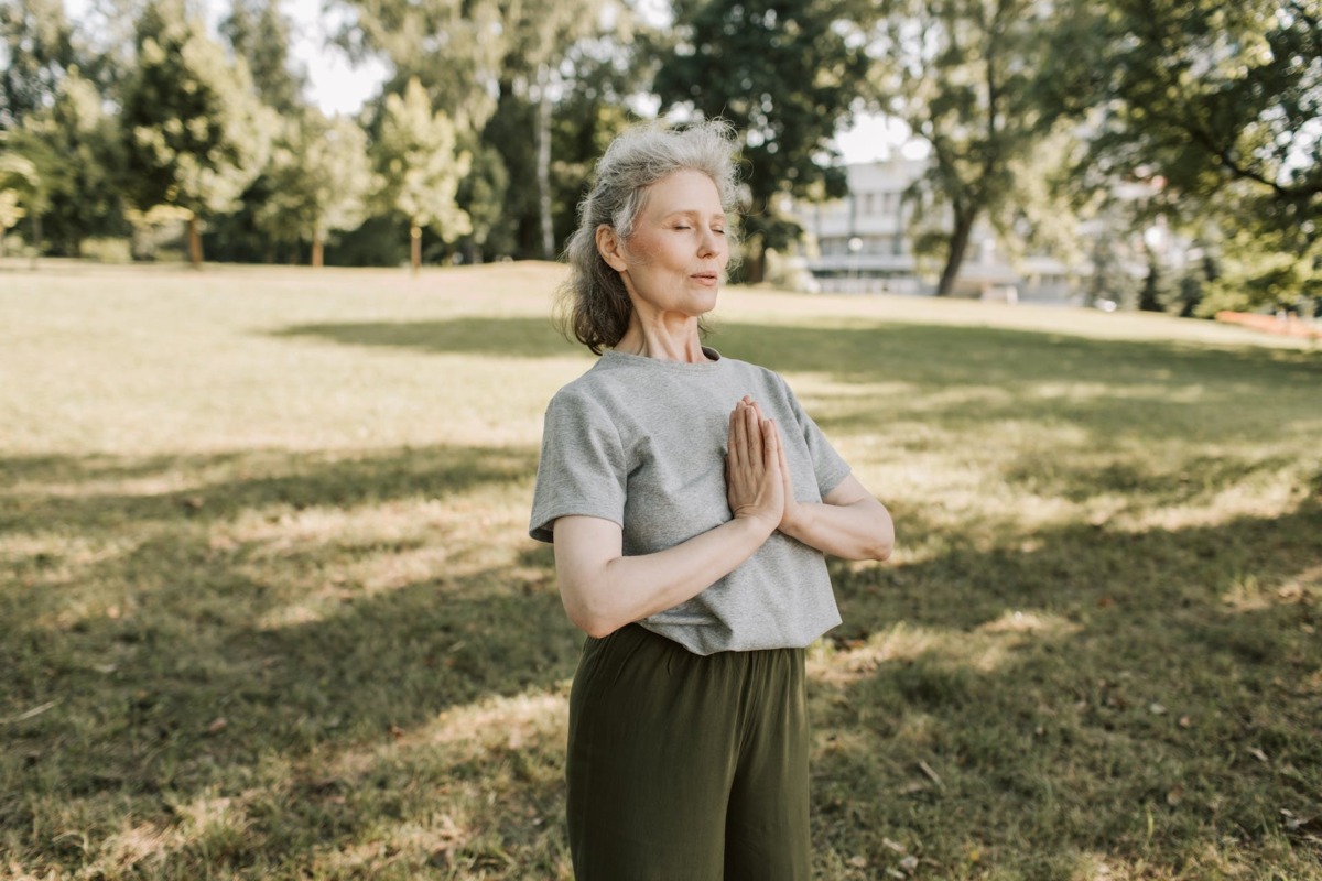 vrouw doet yoga oefening in het park